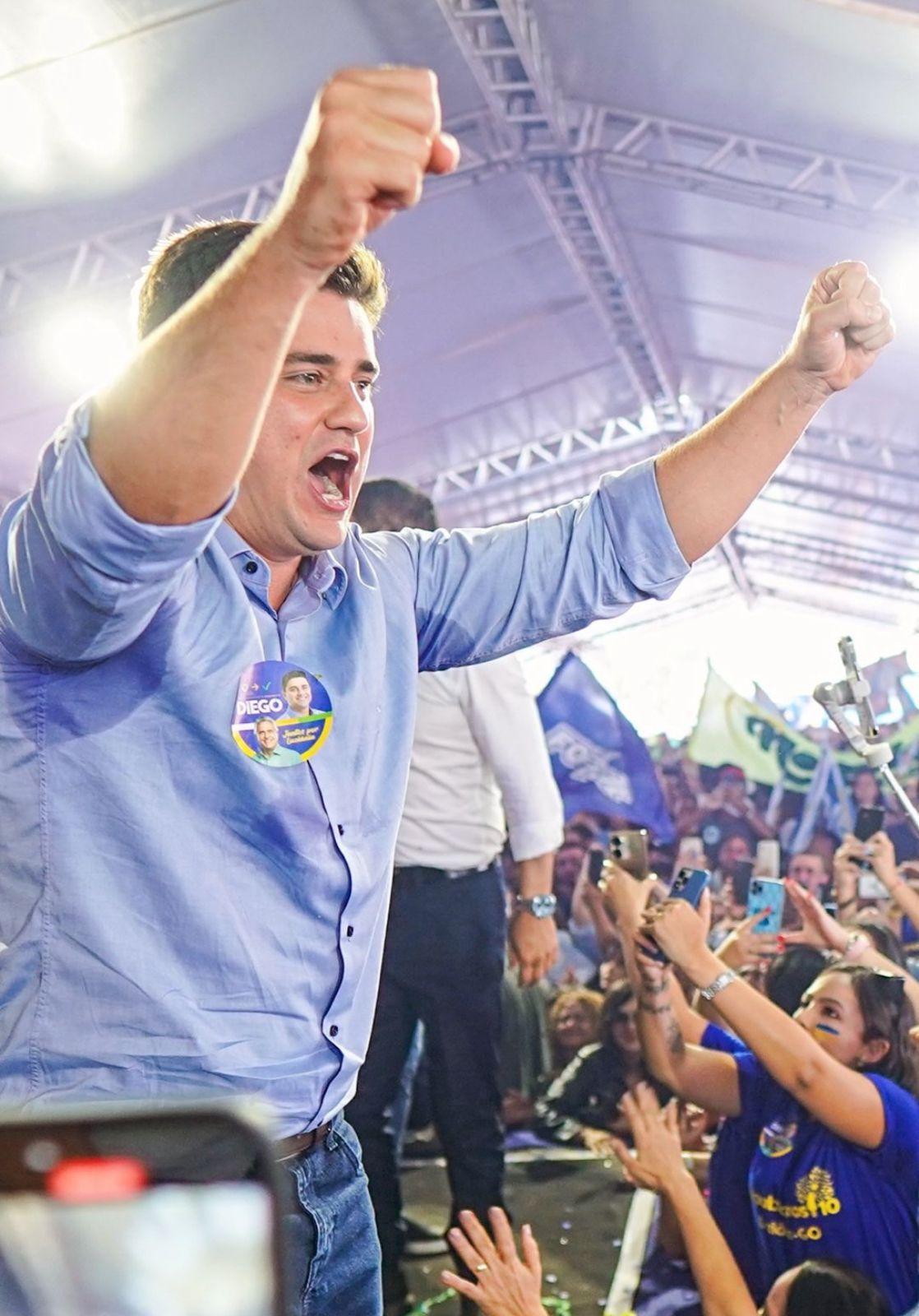 Milhares de pessoas participam da convenção que oficializou o nome de Diego Sorgatto para a prefeitura de Luziânia