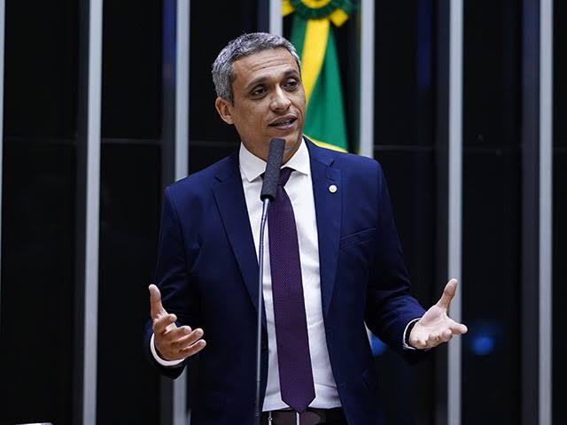 Apoiador da candidatura de Waltinho em Luziânia, deputado Gustavo Gayer, é alvo da PF em operação de desvio de cota parlamentar