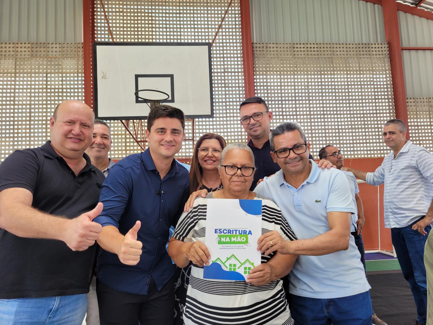 Diego Sorgatto entrega cerca de 200 escrituras em Luziânia