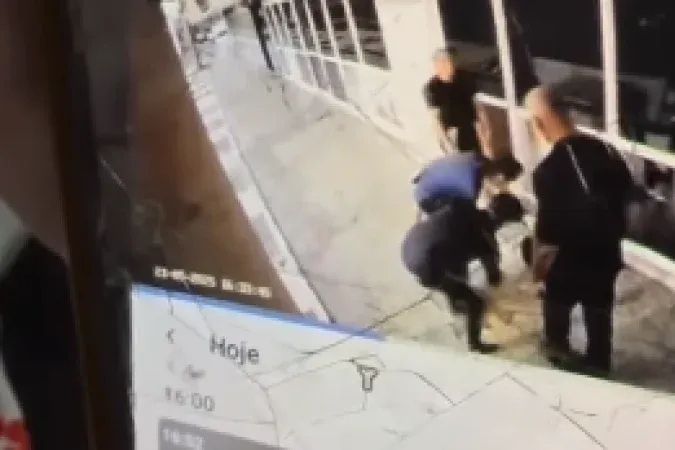 Menino autista é arrastado pelos pés em clínica e funcionárias são presas