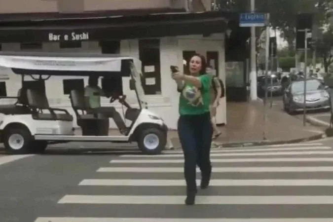 Clã Bolsonaro silencia sobre saída de Carla Zambelli do país