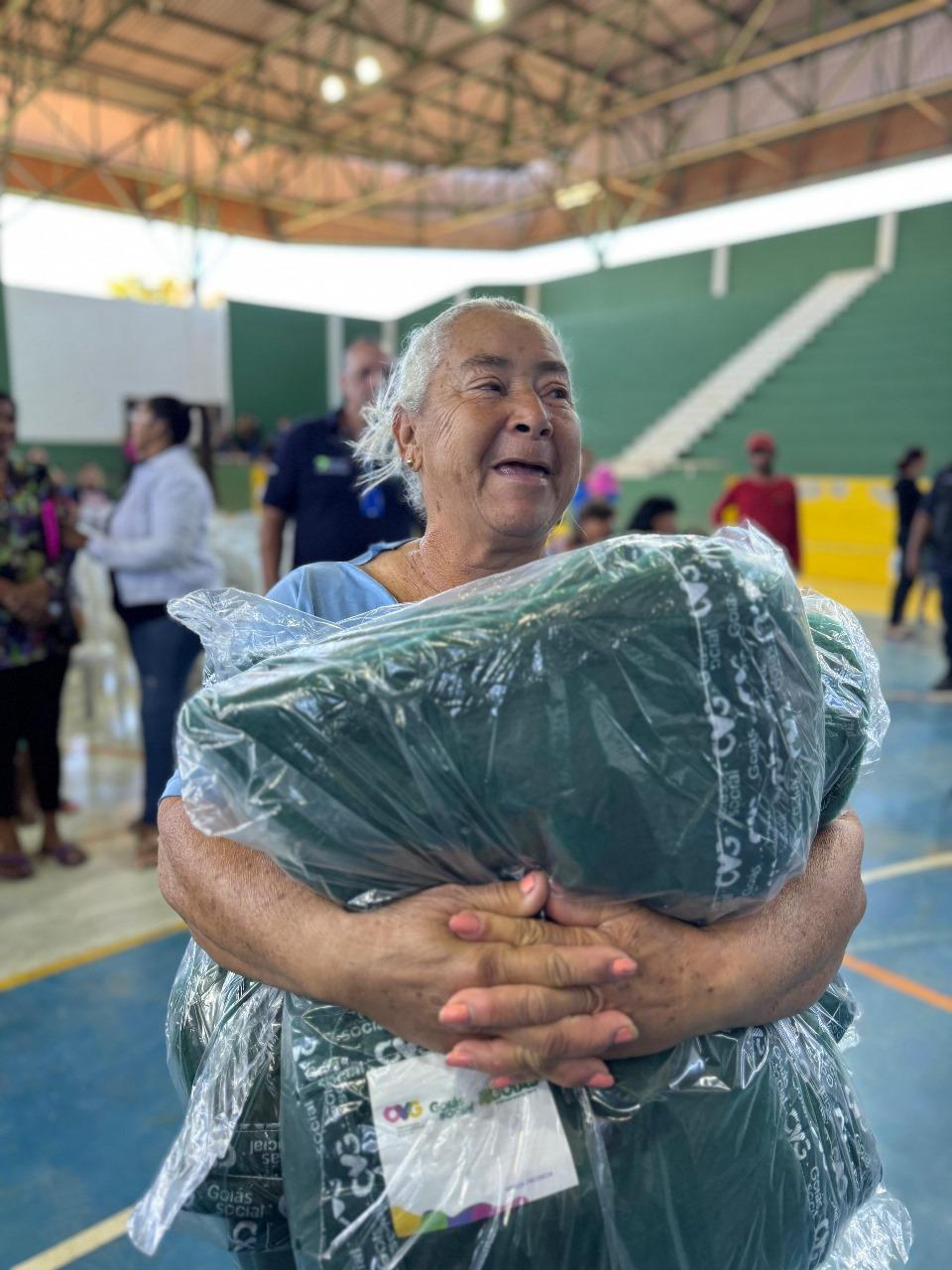 Luziânia realiza entrega de cobertores da OVG no distrito do Jardim Ingá e no Dalva II