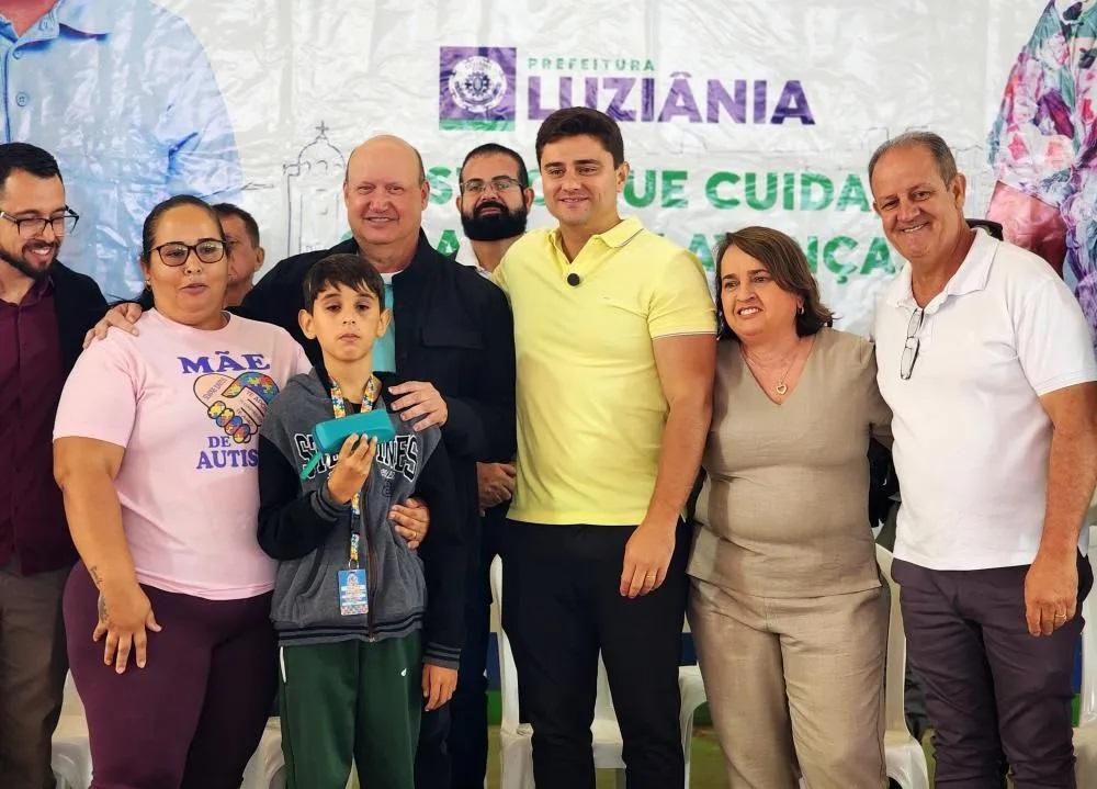 Projeto Lentes do Bem entrega 292 óculos a alunos da rede municipal