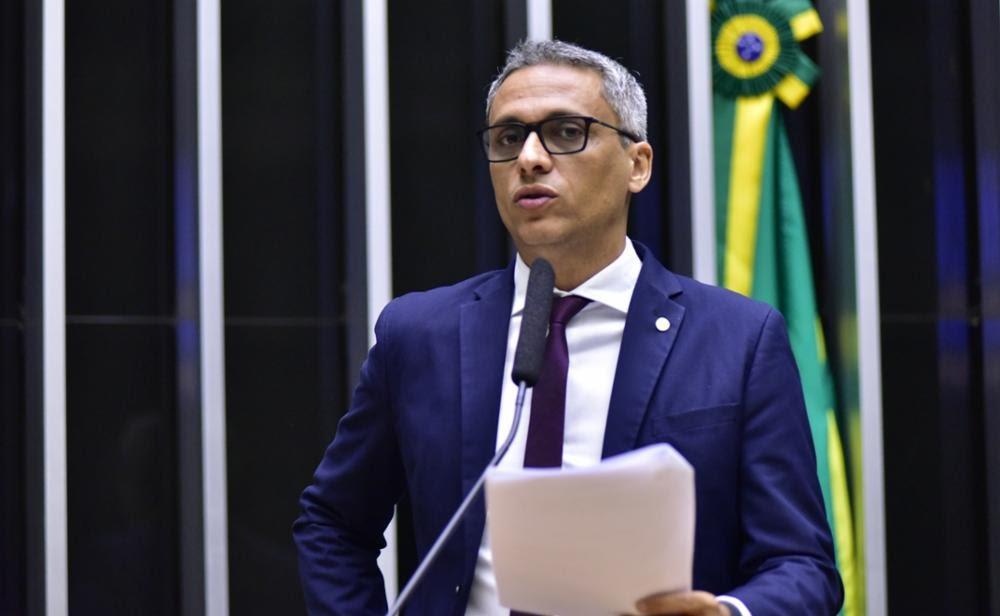 Bebê de 1 ano teria “produzido” ata de empresa que Gayer usaria para desvios