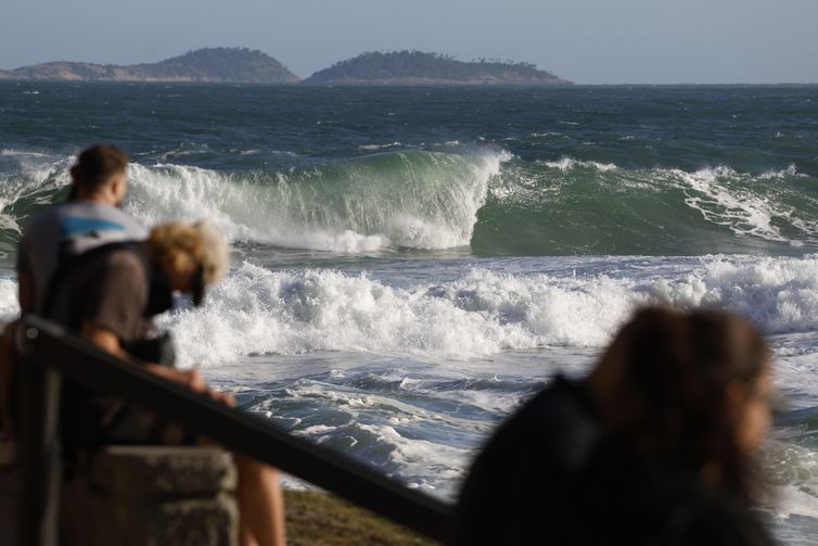 Guarda-vidas buscam casal que desapareceu na Praia do Leme