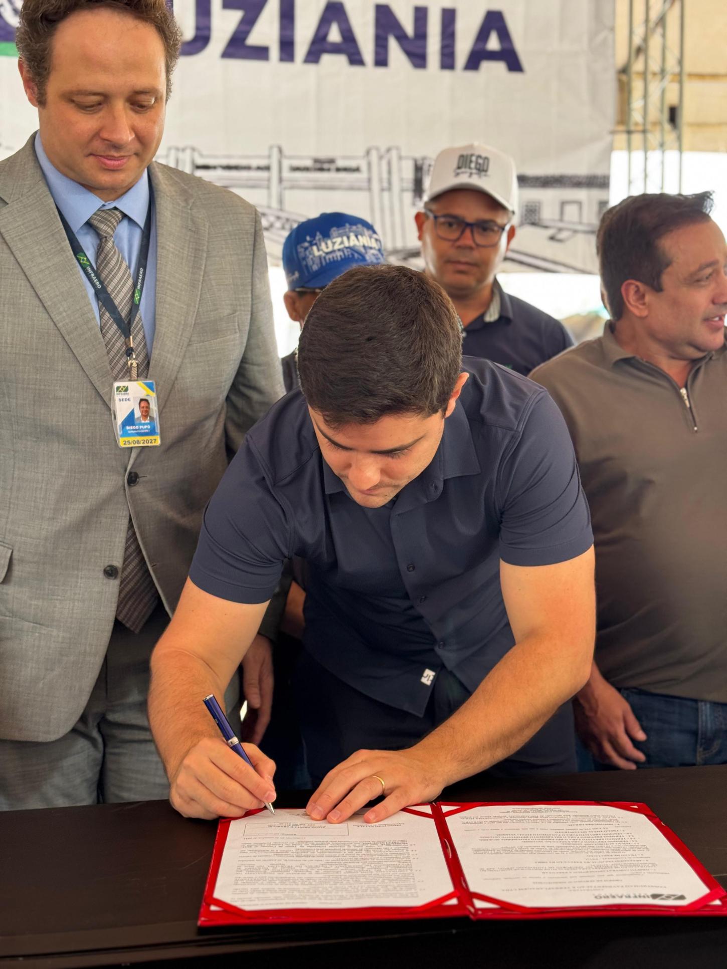 Prefeito Diego Sorgatto assina ordem de serviço para obras no Aeroporto de Luziânia