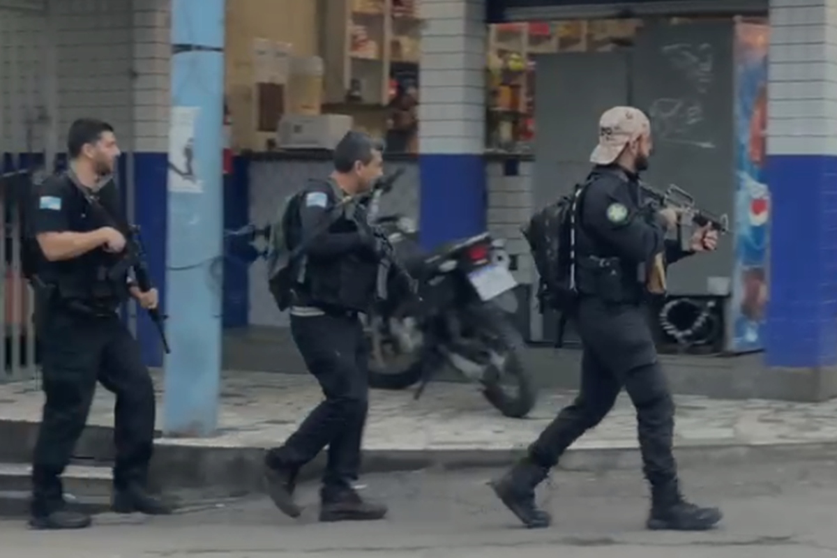 Tropas de elite cercam reduto do CV e prendem criminosos no Rio