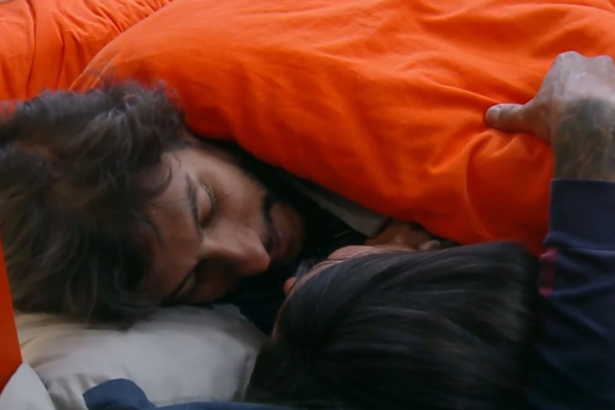 A Fazenda 17: Michelle Barros e Shia Phoenix se beijam. Veja