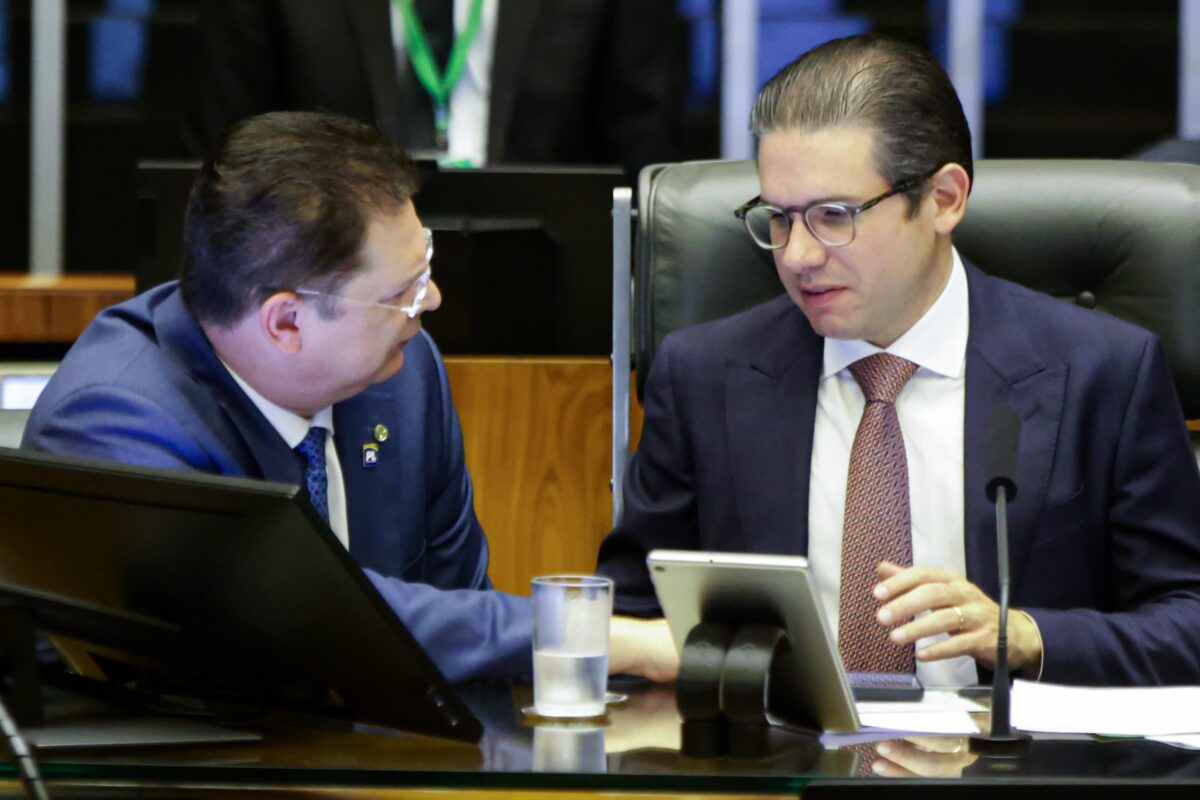 Em acordo com Motta, PL de Bolsonaro alivia pressão para votar anistia