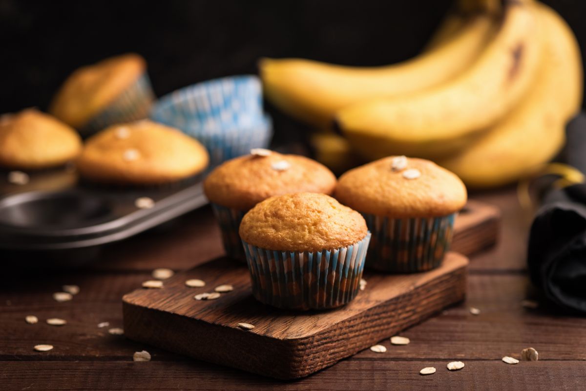 Fáceis e saborosos: bolinhos veganos de banana com 5 ingredientes