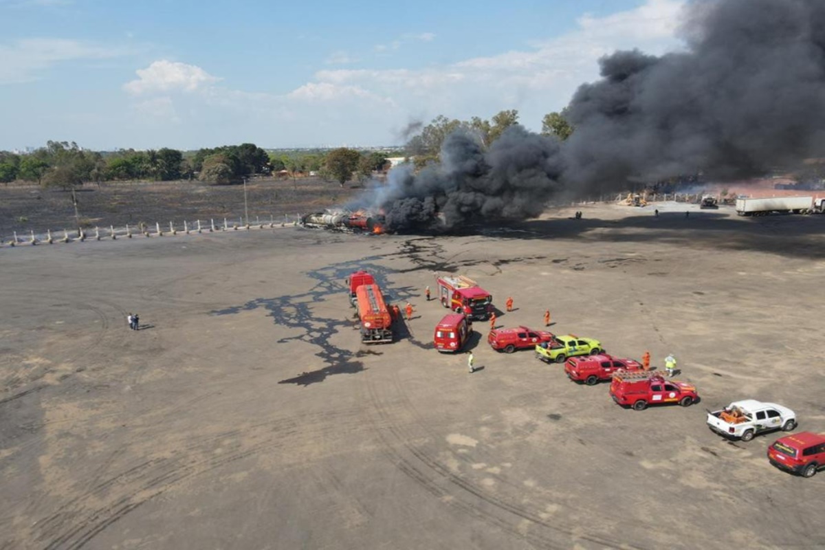 Incêndio se alastra e destrói 3 carretas em posto de combustível em MT