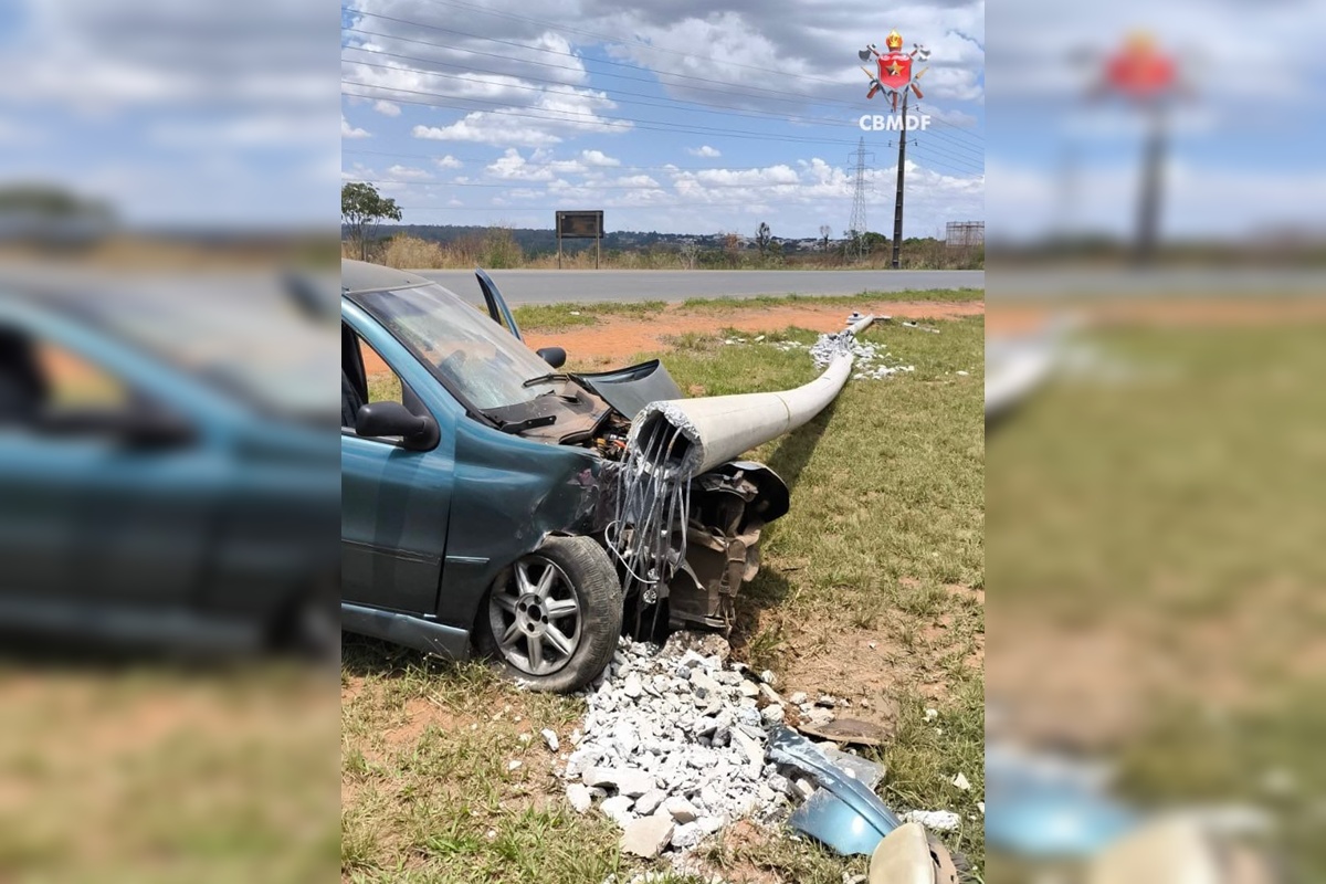 Motorista perde o controle de carro, capota e derruba poste no DF