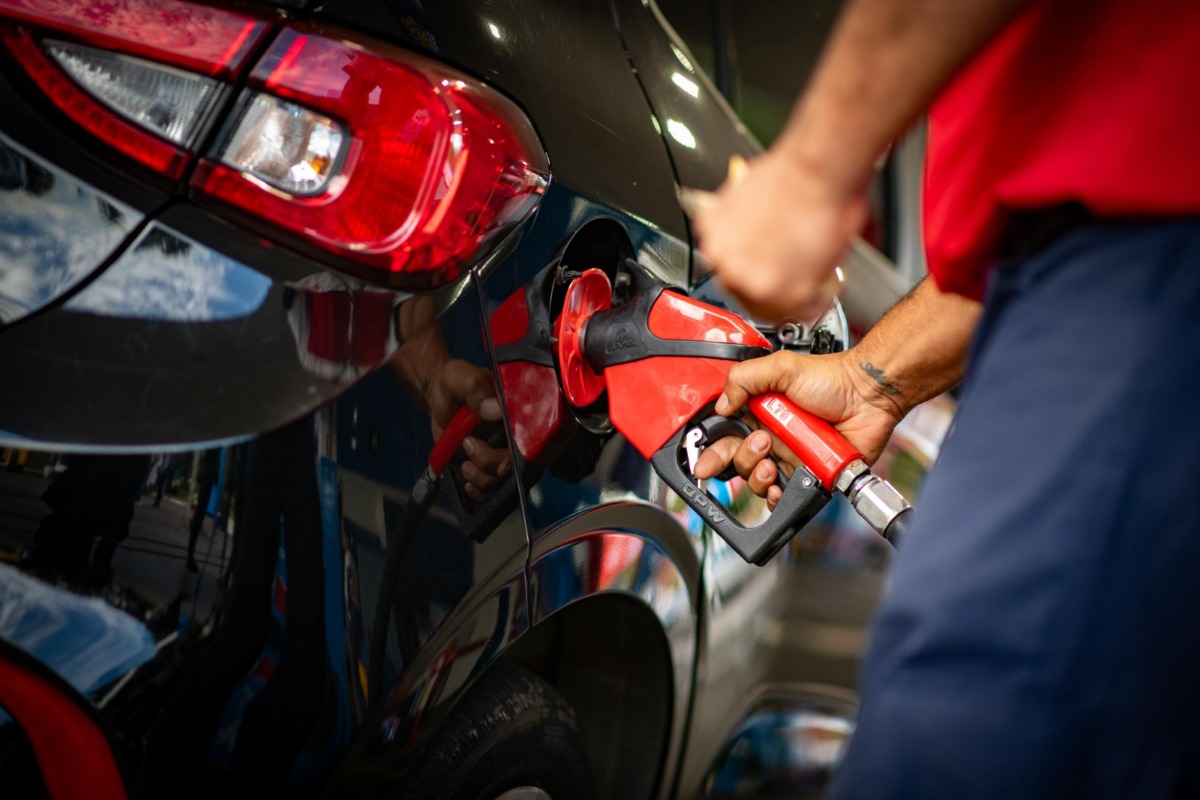 Petrobras reduz em 4,9% o preço da gasolina para distribuidoras