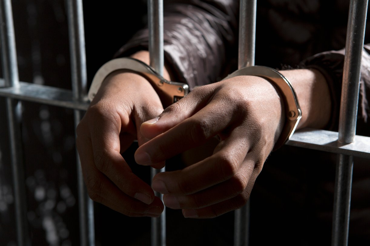 Polícia investiga sexo de policial com 5 presos em cela de delegacia