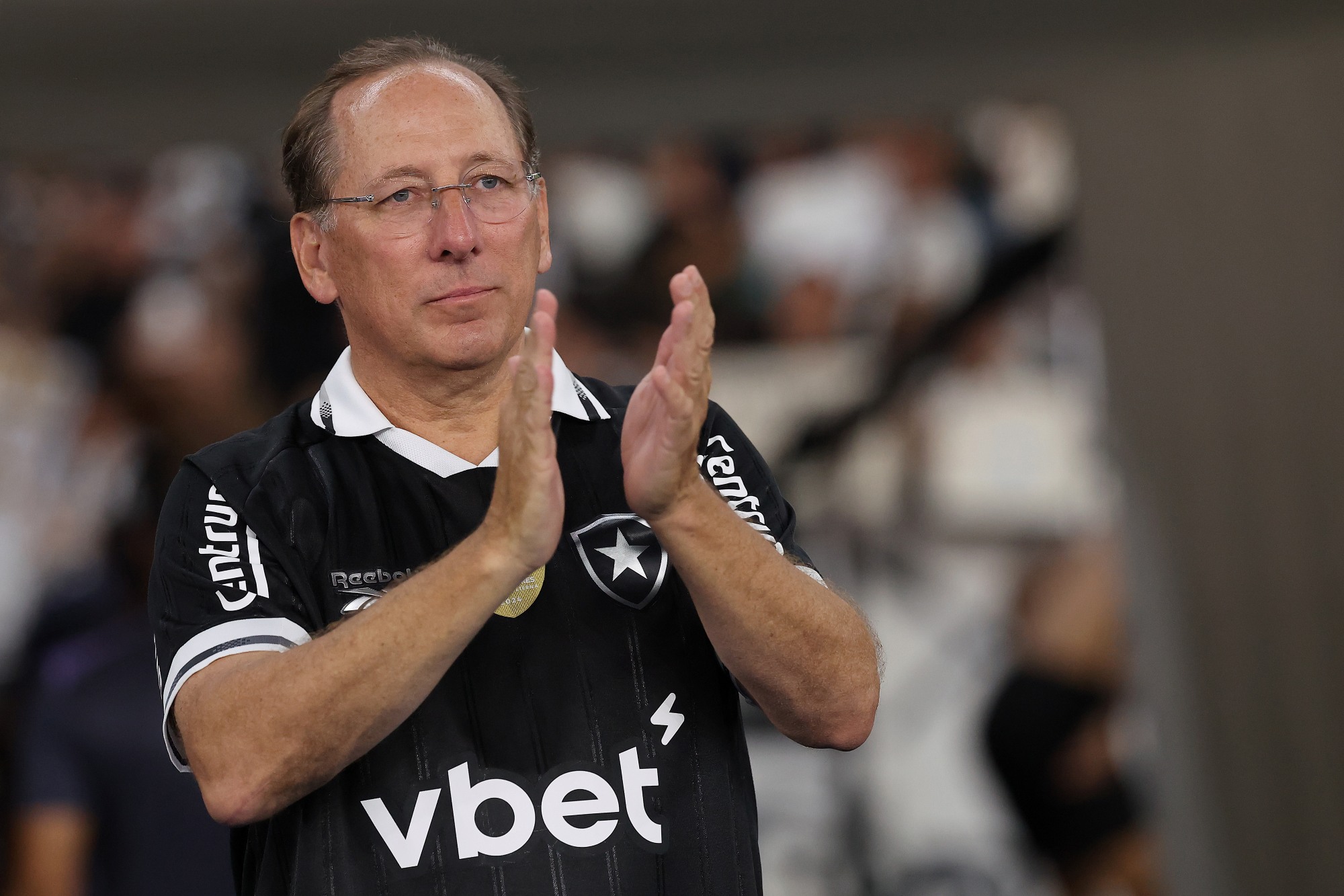 Textor faz proposta bilionária por clube da Premier League. Saiba qual
