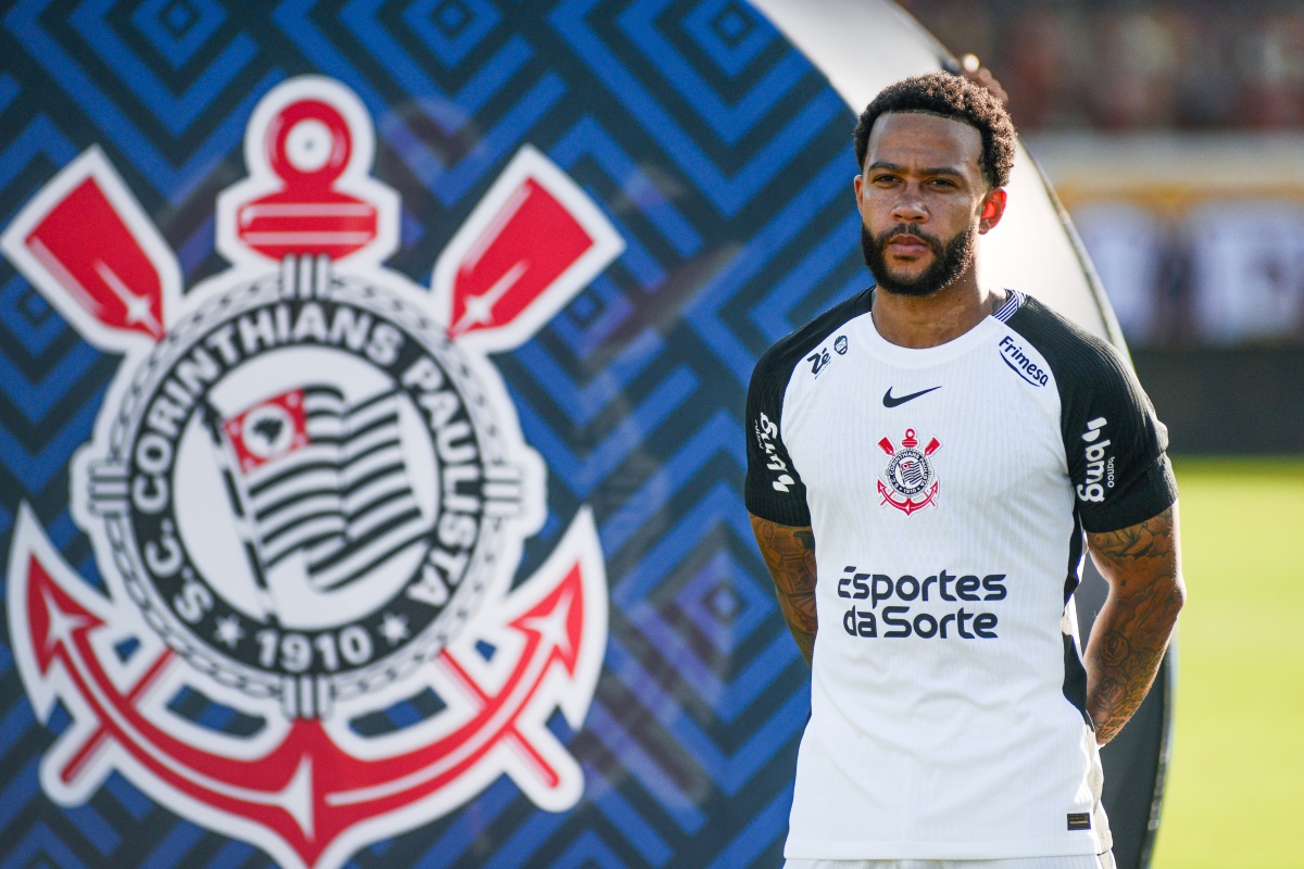Após três meses, Memphis Depay volta a marcar gol pelo Corinthians