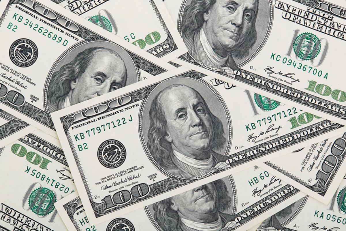 Dólar cai com fim do shutdown, reunião EUA-Brasil e varejo. Bolsa sobe