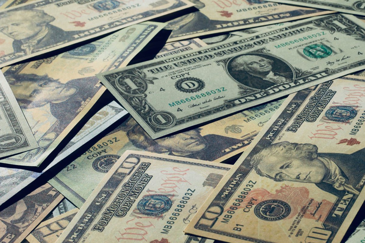 Dólar recua com Focus, Haddad, shutdown e à espera de ata do Copom