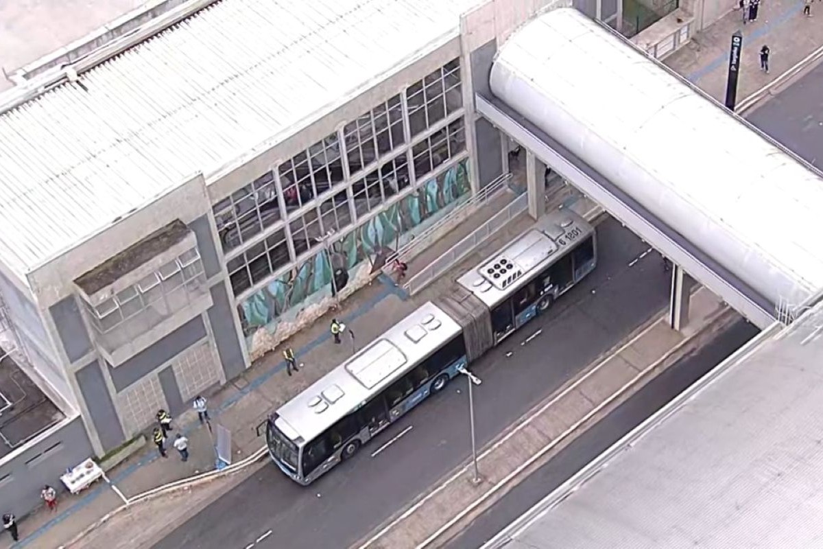 Linha 9 amanhece com problemas e passageiros têm de usar ônibus