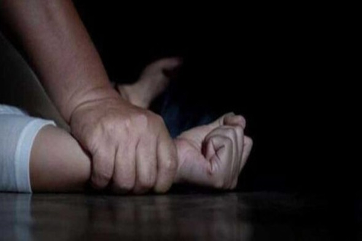Pai e filho são presos por estupro coletivo em estacionamento na Bahia