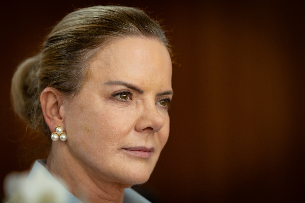 Por apoio em votações, Gleisi avalia devolver cargos ao Centrão