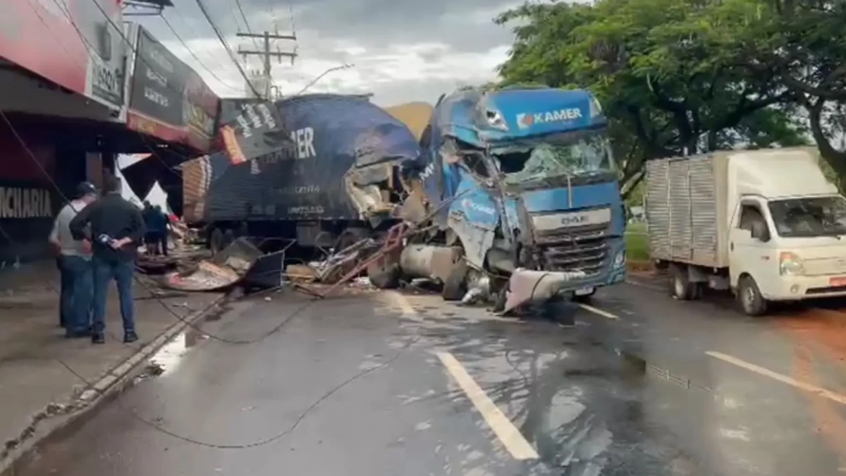 Carreta desgovernada atinge lojas e derruba poste em Goiânia