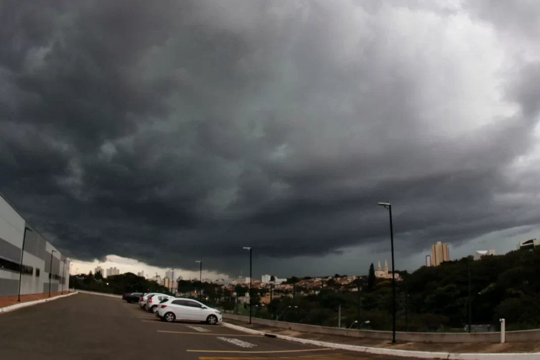 Inmet emite alerta de chuvas intensas para 13 estados e o Distrito Federal