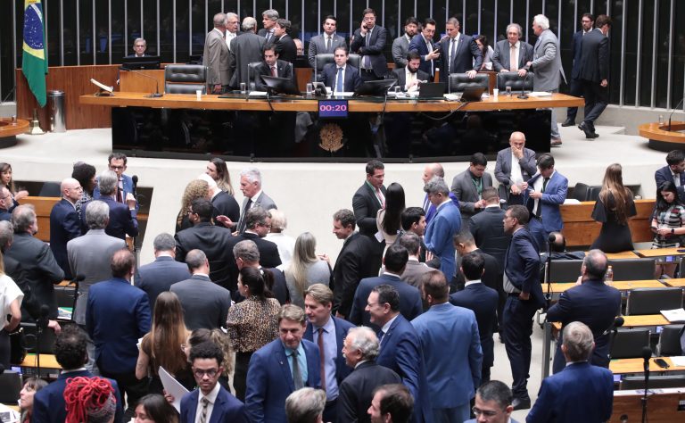 Câmara aprova projeto de lei antifacção e encaminha proposta para sanção presidencial