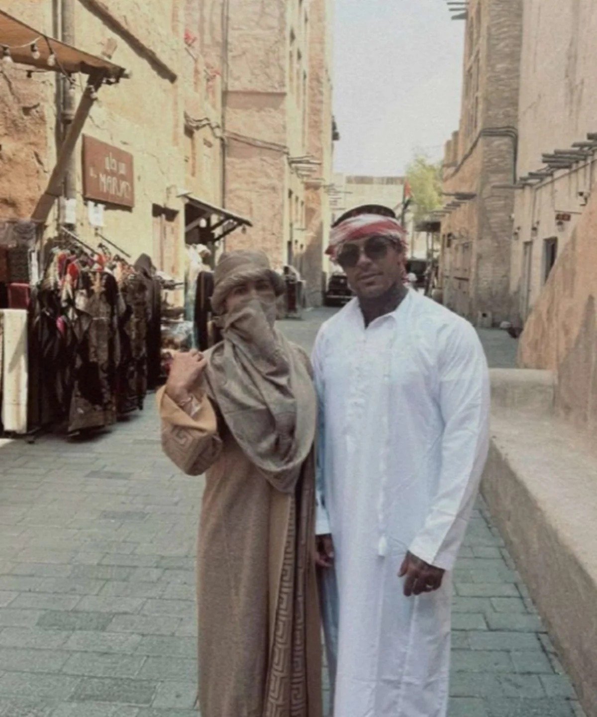 Ex-cantor em prisão domiciliar no DF viaja para Dubai e publica fotos em camelos