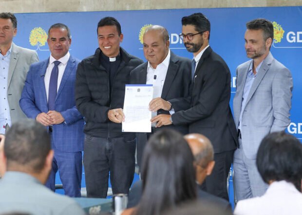 Deputado Fred Linhares acompanha entrega de 600 escrituras a instituições religiosas e assistenciais no DF