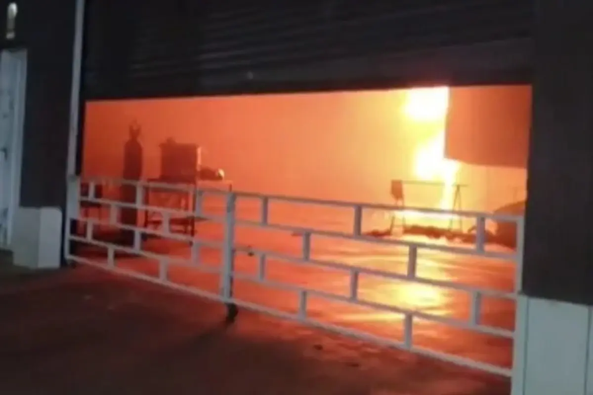 Incêndio atinge galpão de artistas em Goiânia e destrói veículos e equipamentos