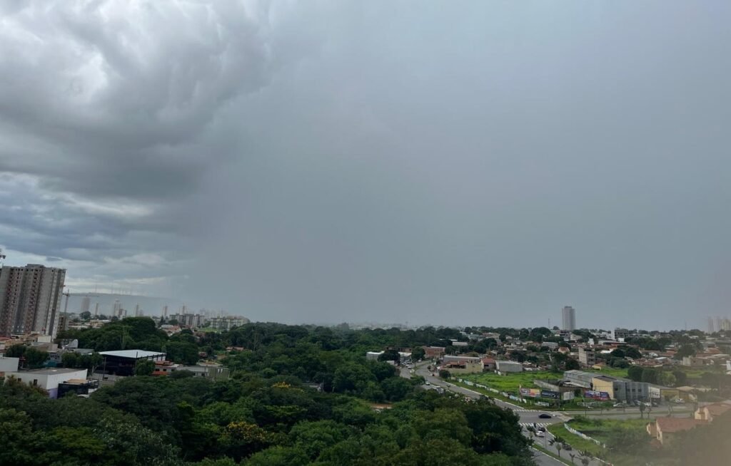 Alerta em Goiás para chuvas fortes e ventos de mais de 50 km/h