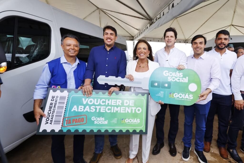 Gracinha Caiado e Daniel Vilela entregam 246 vans para aprimorar assistência social em Goiás