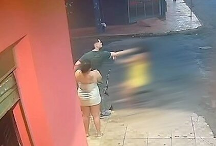 Homem atira e mata mulher durante briga perto de boate em Goiás