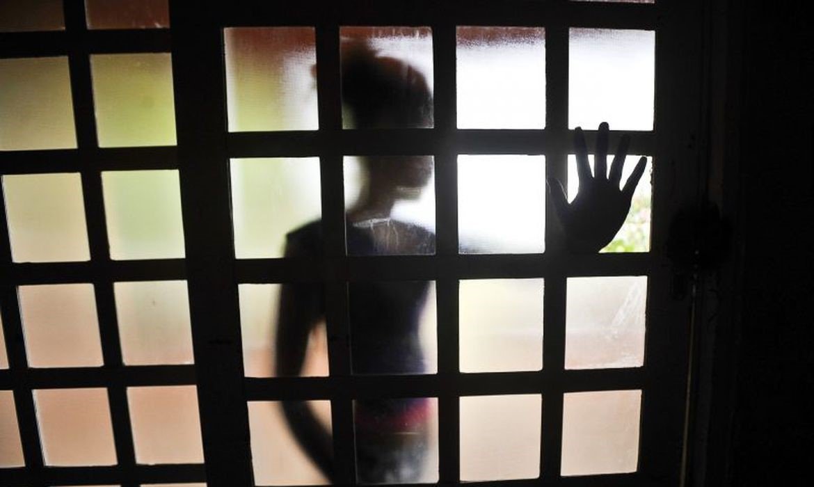Líder religioso é acusado de estuprar sobrinha e alega estar 'incorporado'