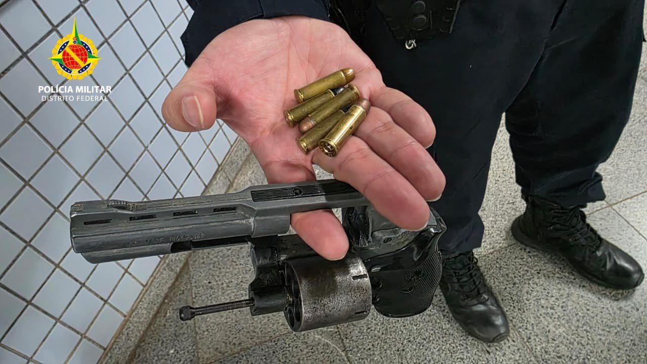 Homem de Valparaíso detido com arma em revista para o carnaval do DF