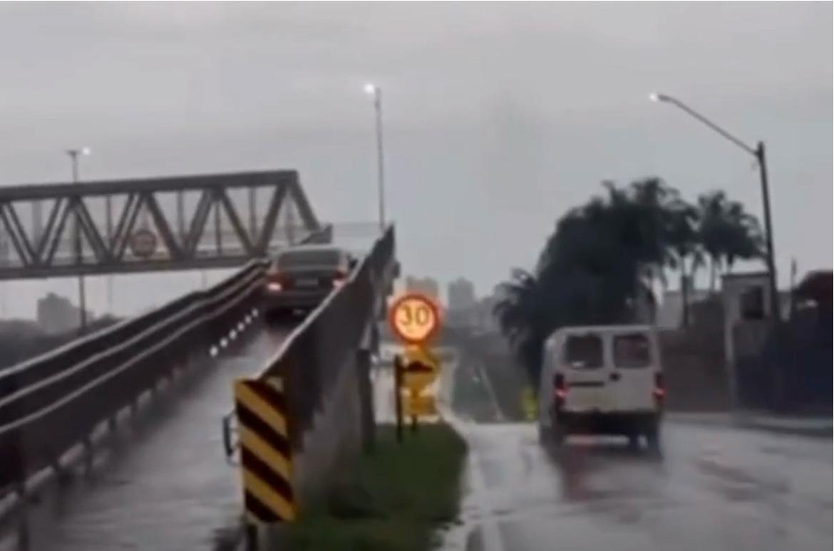 Carro sobe em passarela de pedestres em Goiás após motorista errar rota