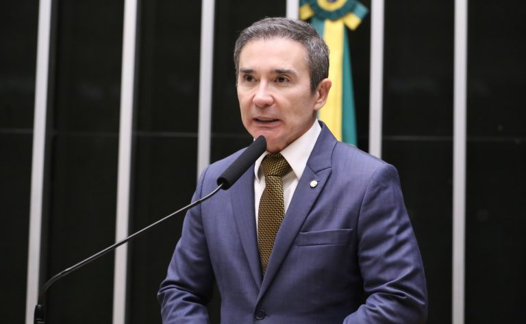 Projeto de lei propõe atendimento em Libras para pessoas com deficiência auditiva em órgãos públicos