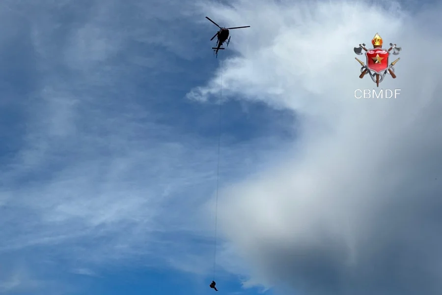 Homem ferido em cachoeira no entorno do DF é resgatado por helicóptero do CBMDF