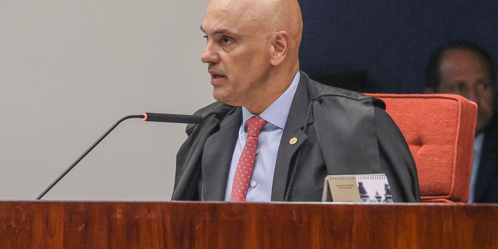 Alexandre de Moraes refuta alegações de viagens em jatinhos de empresário