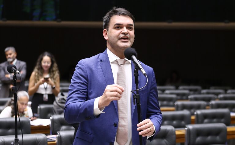 Câmara avança com proposta de piso salarial de três mínimos para agentes de saúde