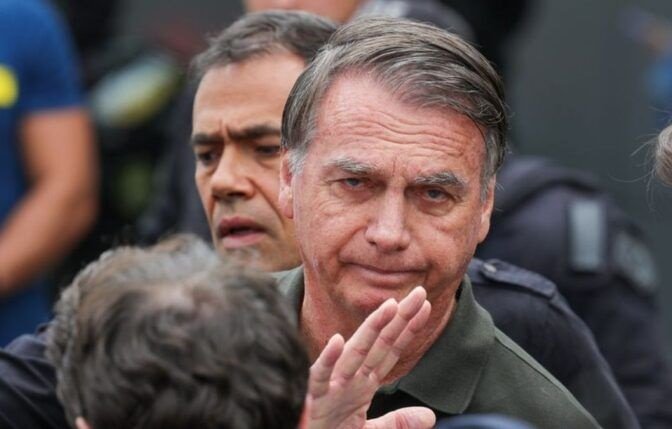 Ex-presidente Bolsonaro é internado em UTI com broncopneumonia bacteriana