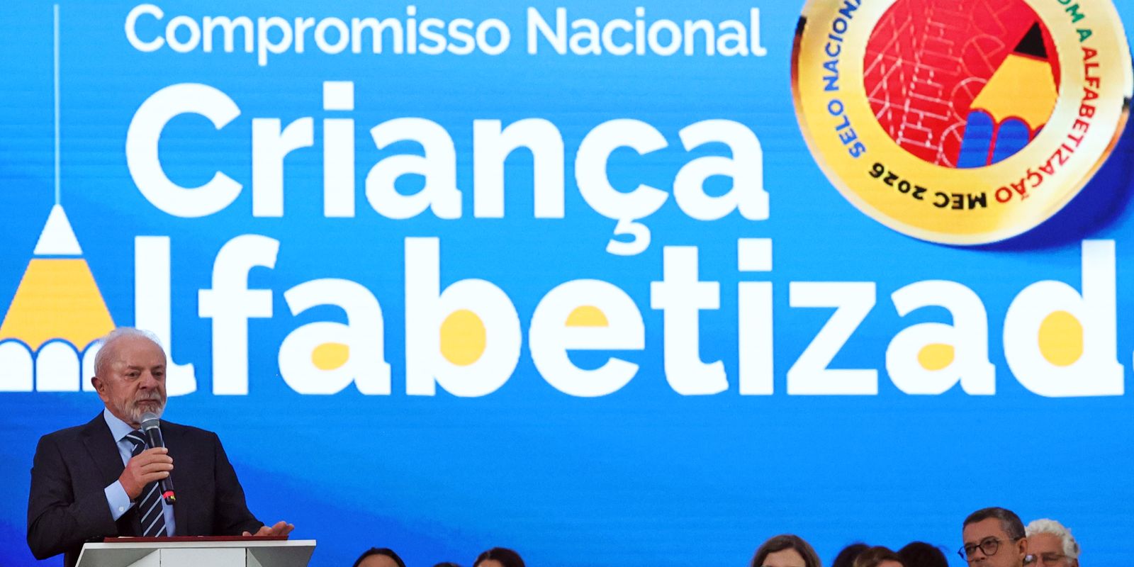 Brasil supera meta de alfabetização infantil, com 66% de crianças letradas na idade certa