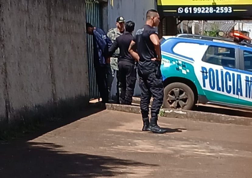 Adolescente é esfaqueado durante briga na porta de escola