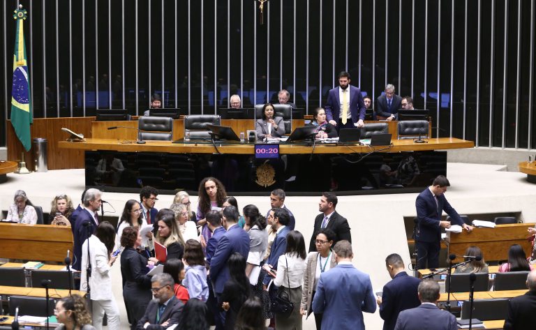 Câmara dos Deputados aprova levantamento de dados sobre efeitos da crise climática em mulheres e meninas