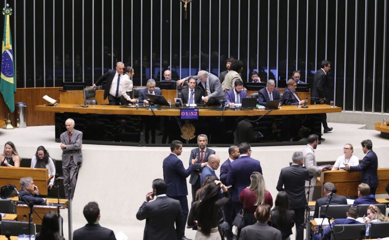 Câmara dos Deputados aprova regime de urgência para doze projetos de lei