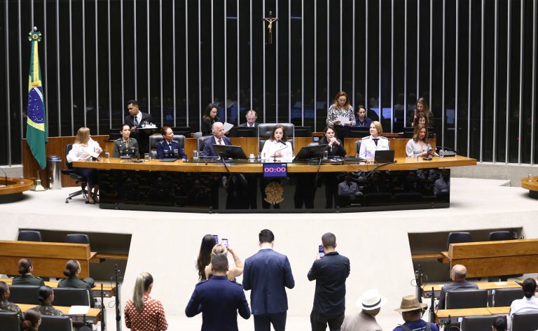 Câmara celebra mulheres nas Forças Armadas e discute aumento da representatividade feminina