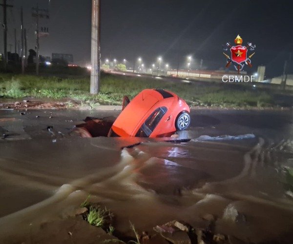 Carro é engolido por cratera em via pública no Distrito Federal