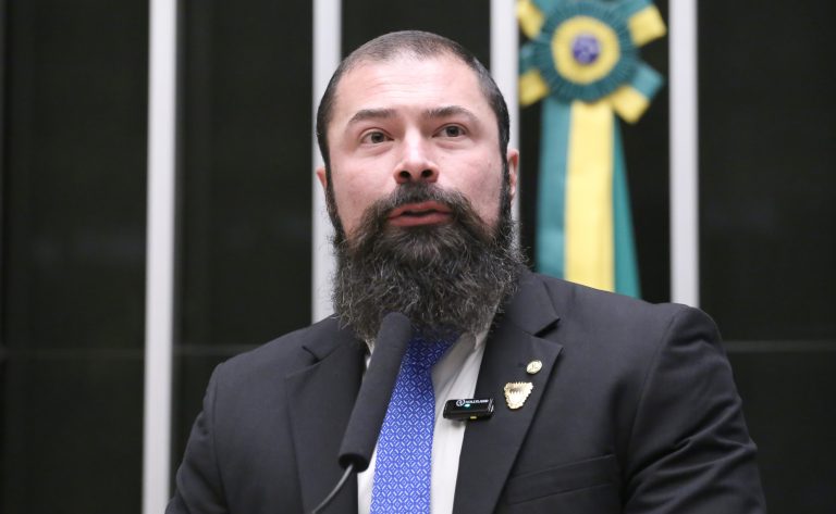 Comissão aprova porte de arma para vigilantes mesmo fora do expediente
