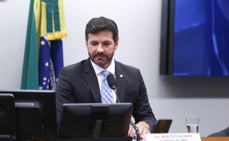 Comissão aprova programa de emprego no turismo que permite manter Bolsa Família
